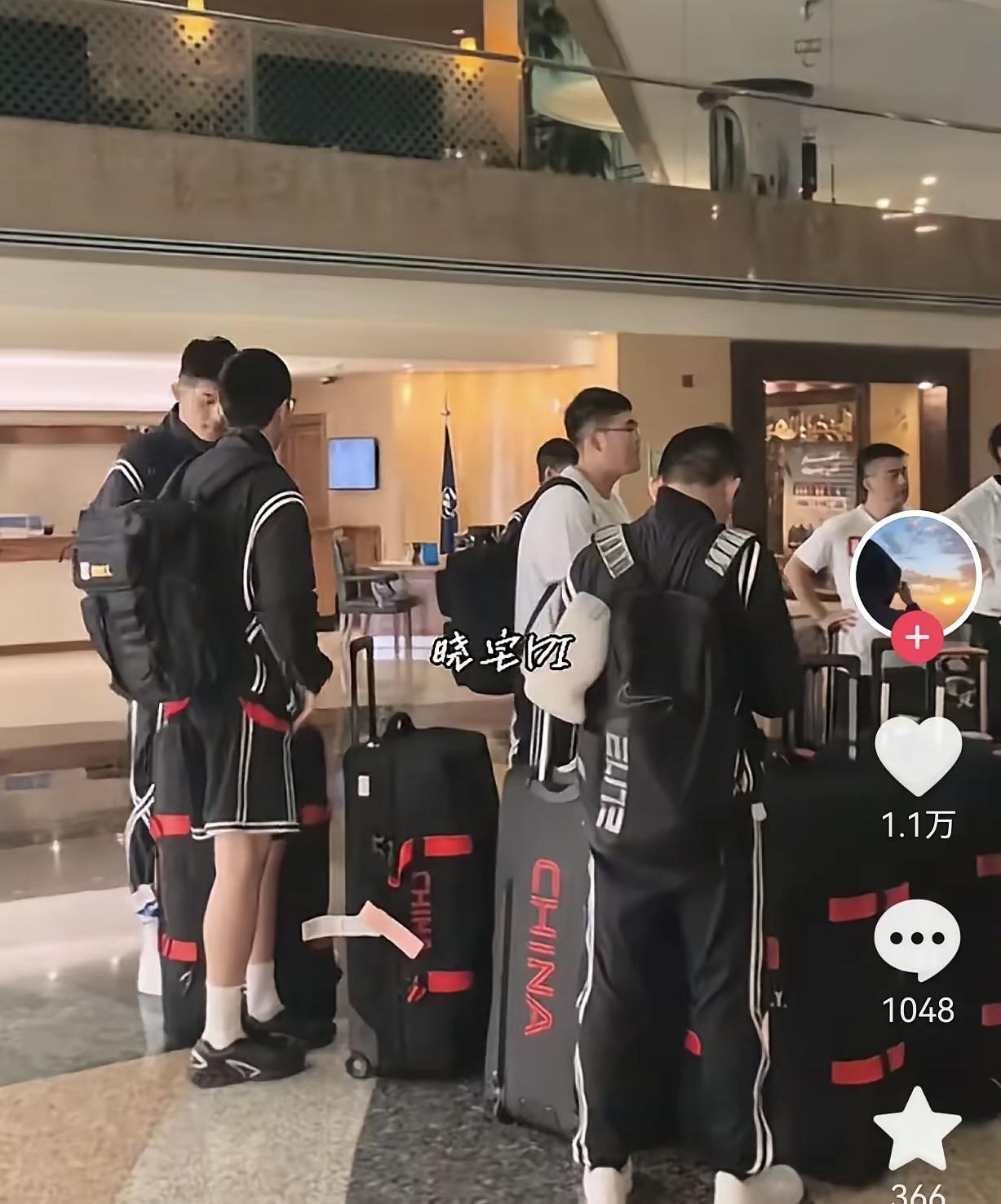 中国男篮回家：行李没有大包小包的奢侈品！

如果大家仔细观察，这一届的男篮回家，