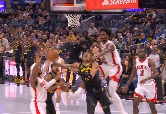 阿门这球打的有点“脏”了~

理查德的上篮，阿门已经完全够不到球了，非要左手附带