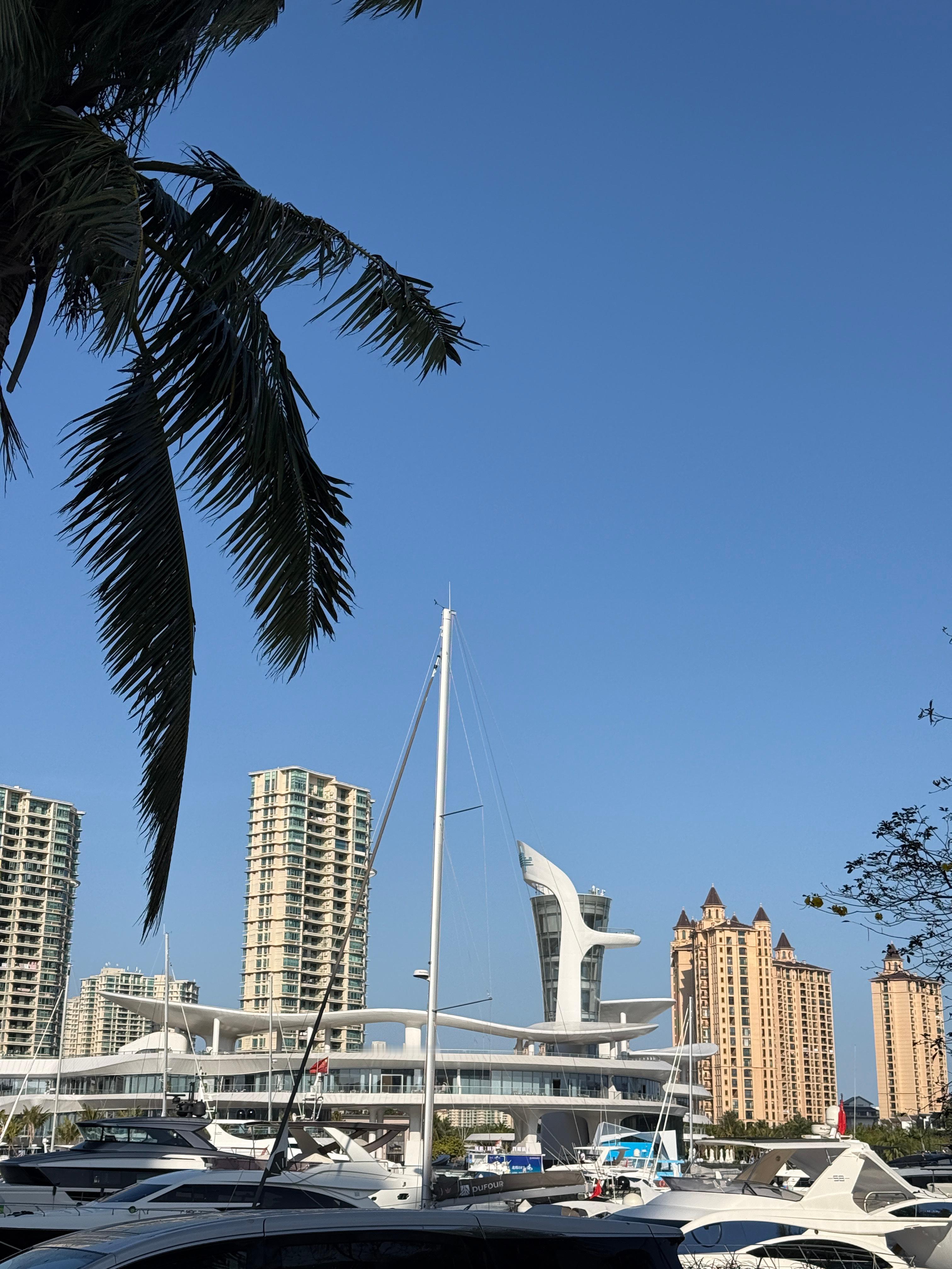 这几年海南买房的一个趋势是大家都跑到陵水来买房了。 价格低，配套和环境也不错～说