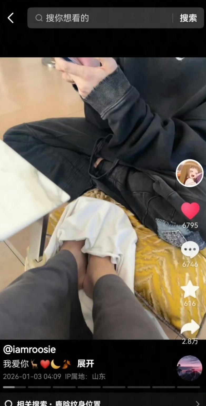 这是嘛呀，斯晓迪照片里的卫衣和关晓彤是同款 ​​​