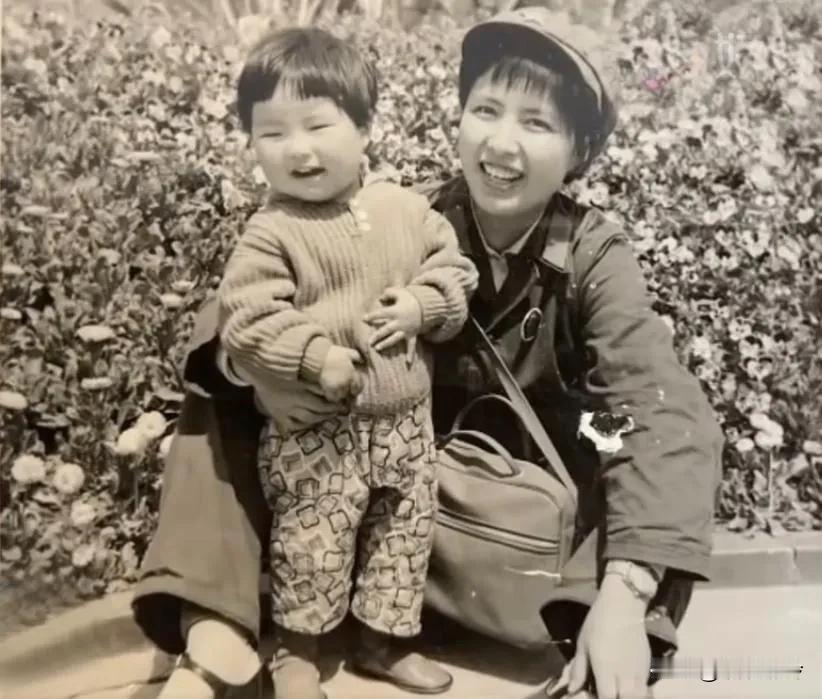 汪峰老家在江苏常州，但是小时候在江苏常熟长大，因为常熟是汪峰外婆家，所以汪峰对常