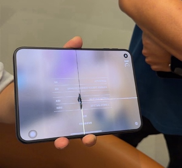 iPhoneDuo屏幕开裂屏幕开裂？？？不敢想象，如果这事发生在国产旗舰上，不知