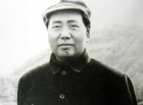 贺晓秋曾两次救下毛泽东，建国后其子上北京被毛主席接见，毛主席允诺两项特殊权利。