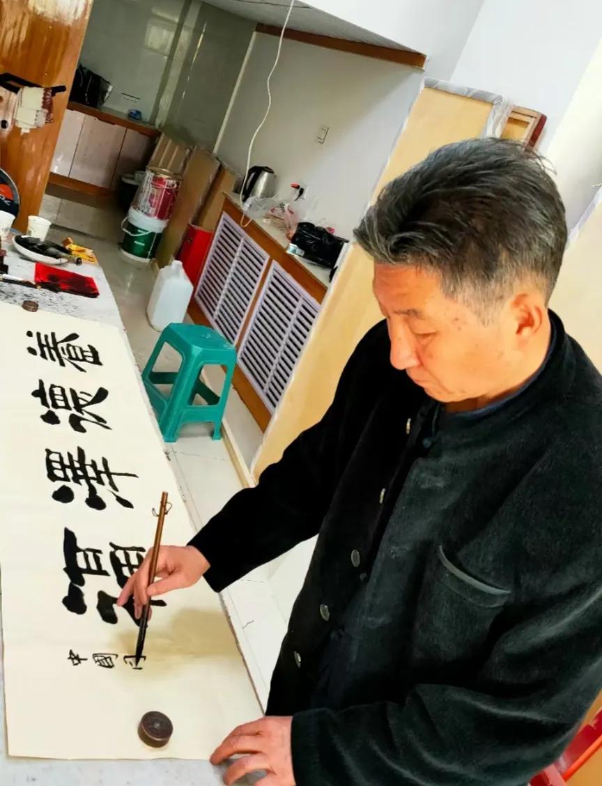 谷雁冰的书法作品在行书和隶书方面都有很高的造诣。

他的行书笔路清晰，刚劲瘦硬，