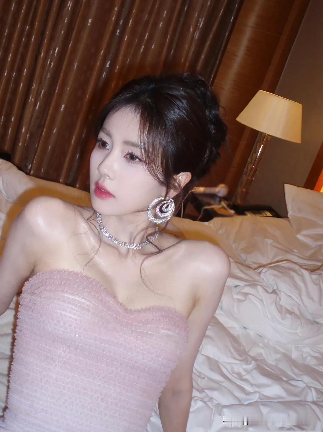 白鹿优雅公主风，精致妆容，华丽耳环，粉色礼服，浪漫氛围