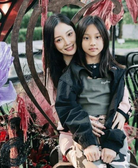 甜馨疑似当姐姐了 李小璐被拍到与保姆带着一名约3岁的小女孩同返住所。小女孩长相清