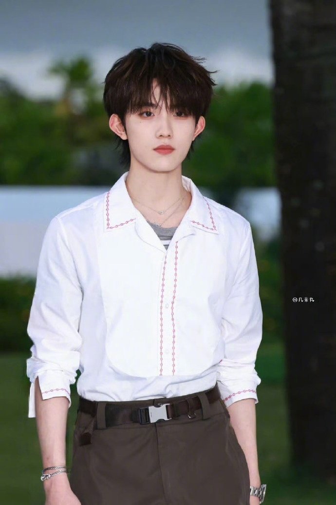 苏新皓海边花伞路透 谁能拒绝苏新皓ELLE出发图？白衬衫加西装短裤，少年活力满满