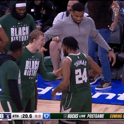 字母哥舔了舔嘴唇，看向投中超远、杀死比赛的卡姆·托马斯的眼神😭😭：他是我们免