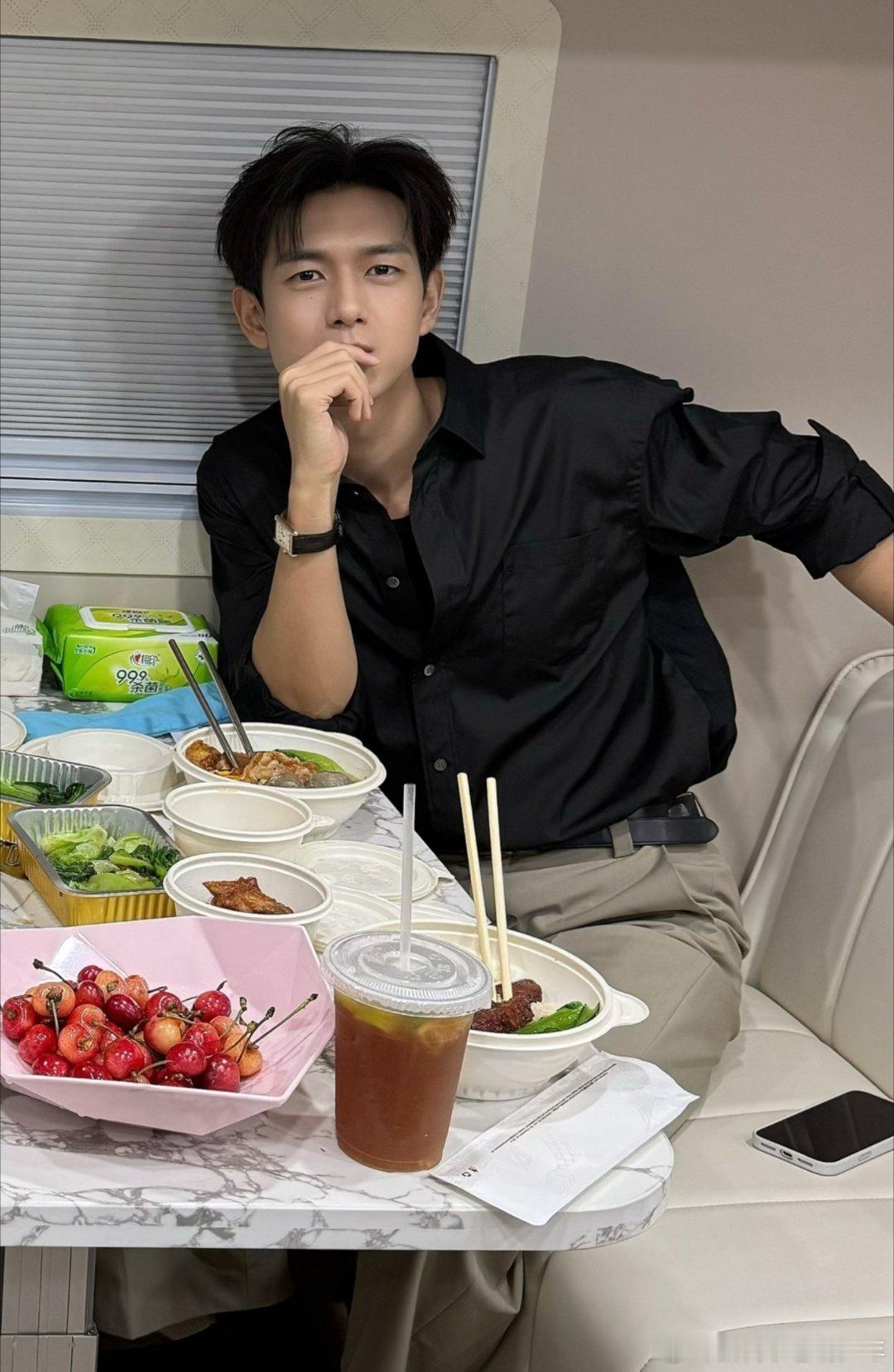 早安，这谁家男朋友一大早就情意绵绵望着你啊？ 