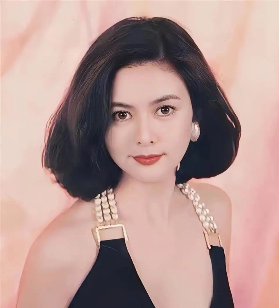 关之琳的魅力是内外交织的独特风华。她既有符合东方审美的精致五官，眼波流转间自带温