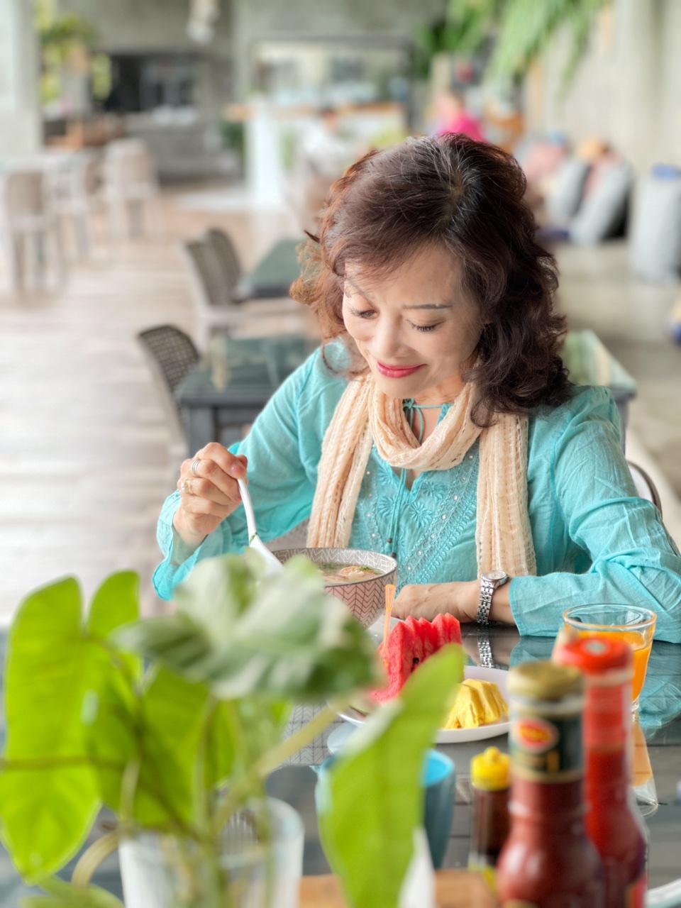 美味丰盛的早餐、轻言细语的餐客、耳畔轻柔的背景音乐、眼前蓝色的无边泳池和大海、远