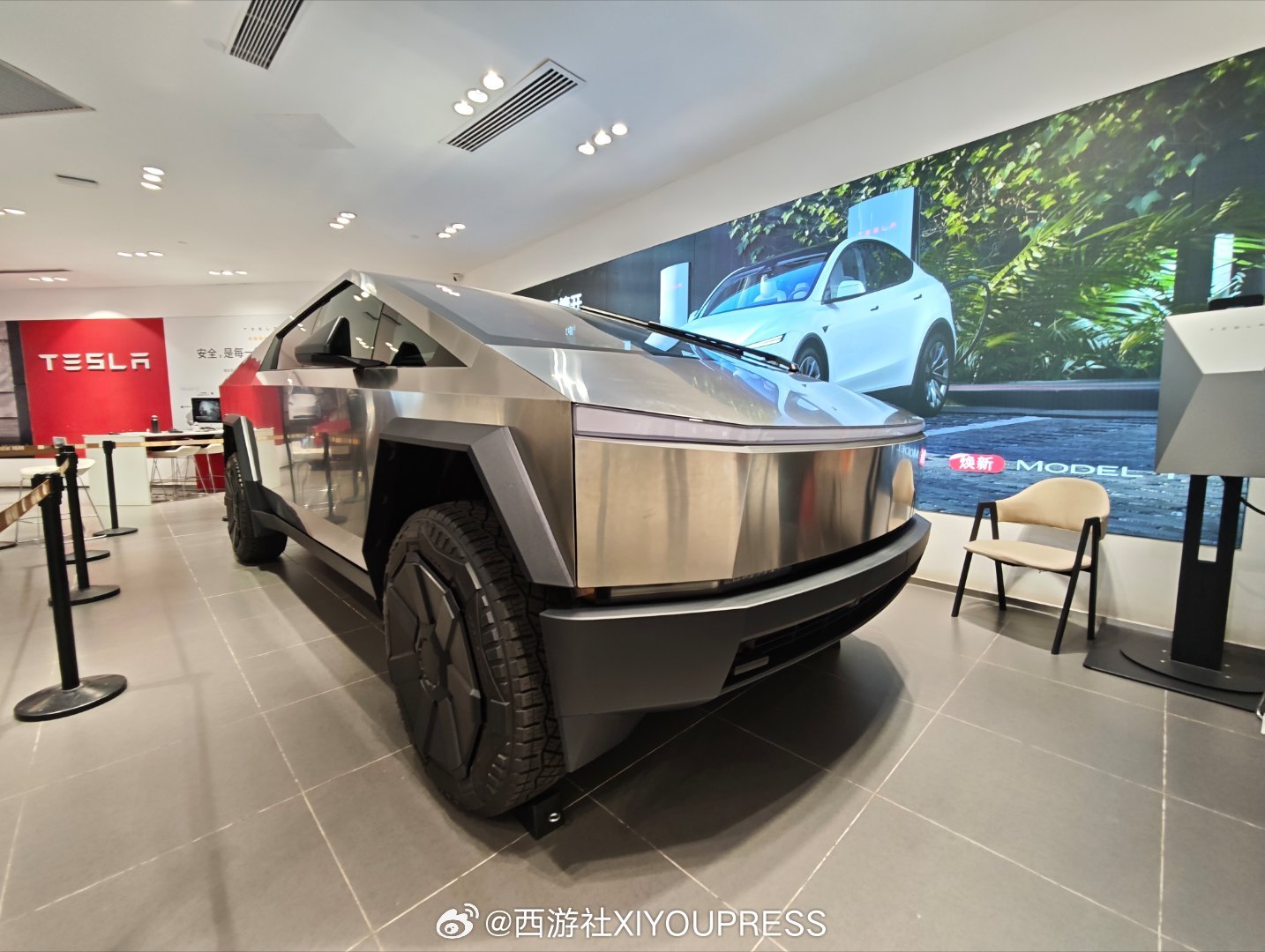 cybertruck 进展厅，感觉意义不大。这么小的展厅，本来就展示不了几台车。