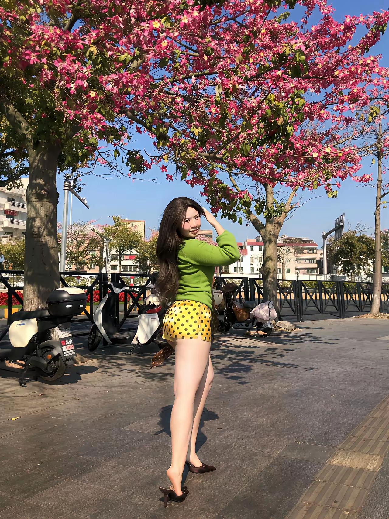 姑娘穿着背心、拖鞋去看电影。检票员在门口拦住她，说：“姑娘，穿拖鞋不得入场。”