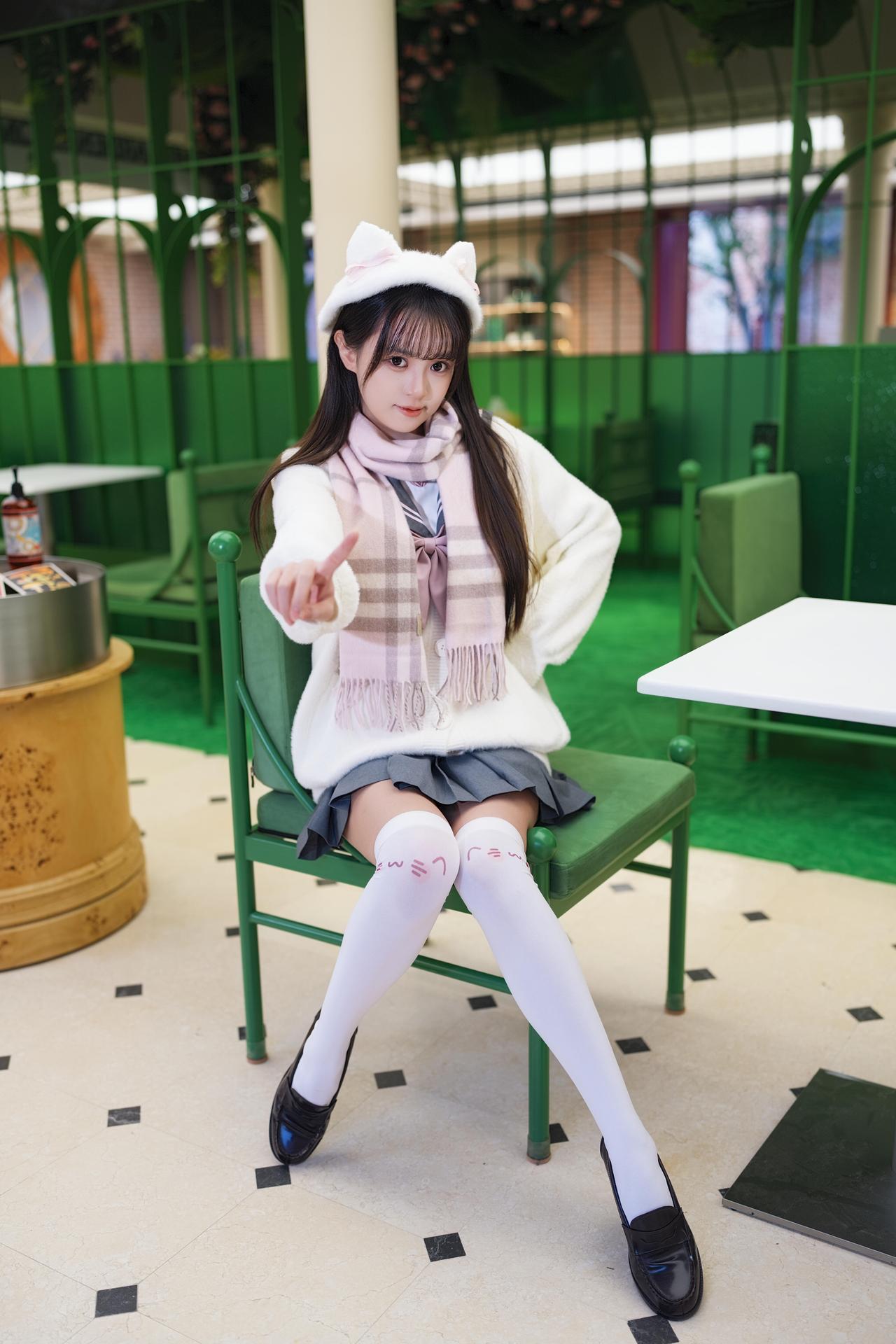 可爱猫耳少女，绿意盎然咖啡馆，甜美穿搭指南🌿💕