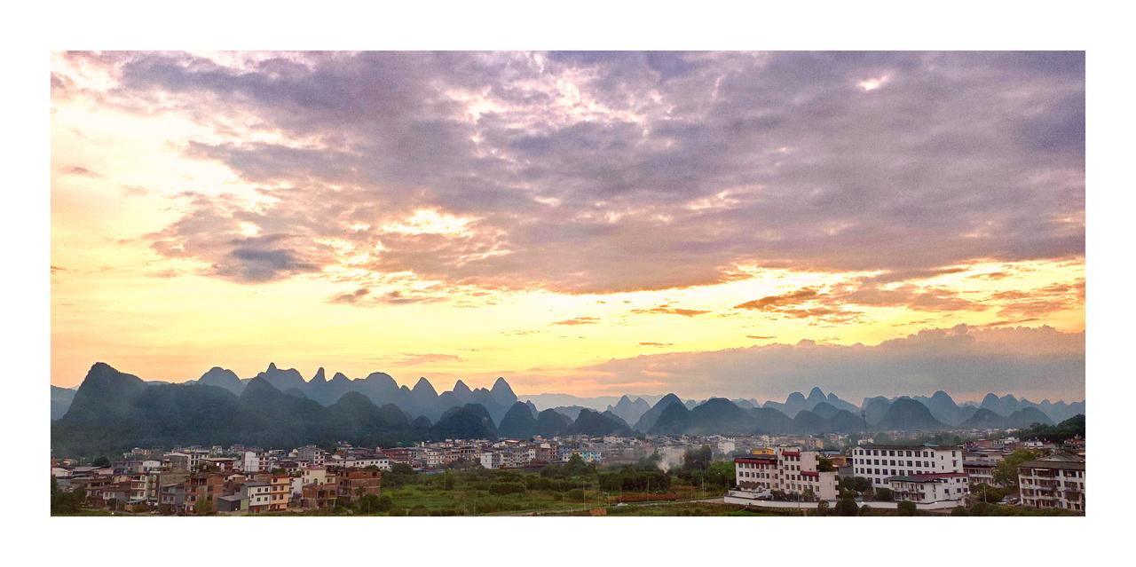 晒图笔记大赛 家乡美：夕阳下的山峦美景，美不胜收。