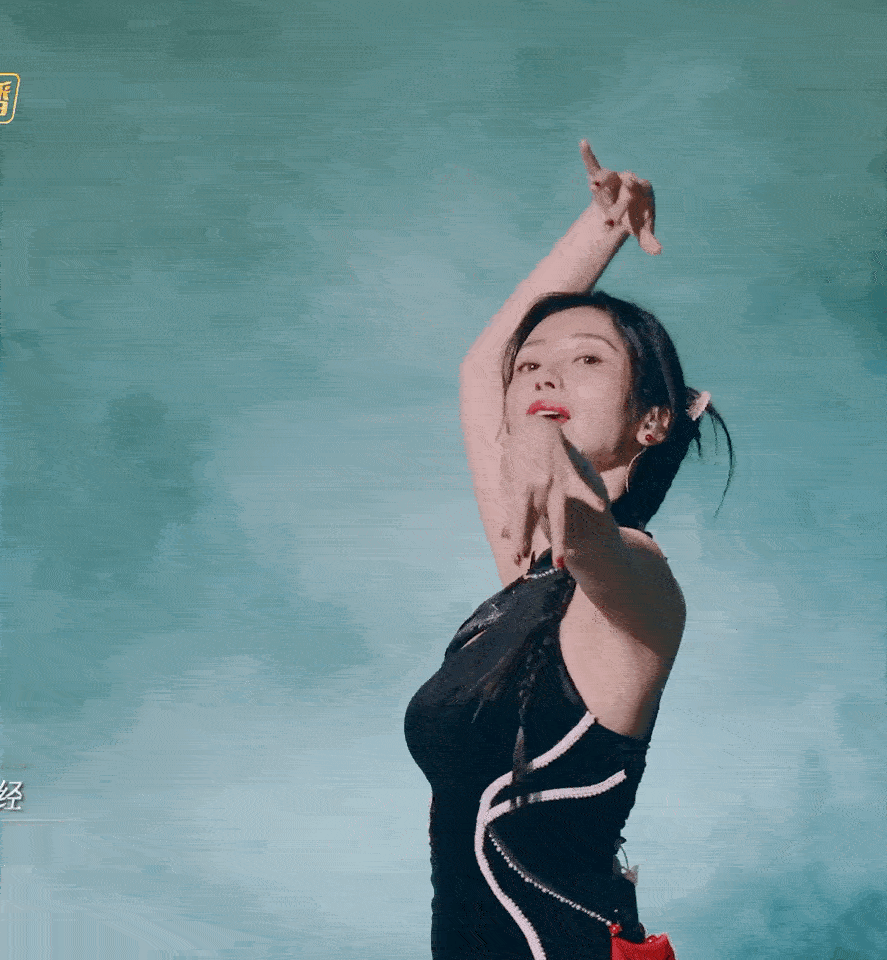 #柳岩浪姐cos不知火舞#柳岩跳舞好美！浪姐初舞台柳岩集齐了“中国红、旗袍双开扇