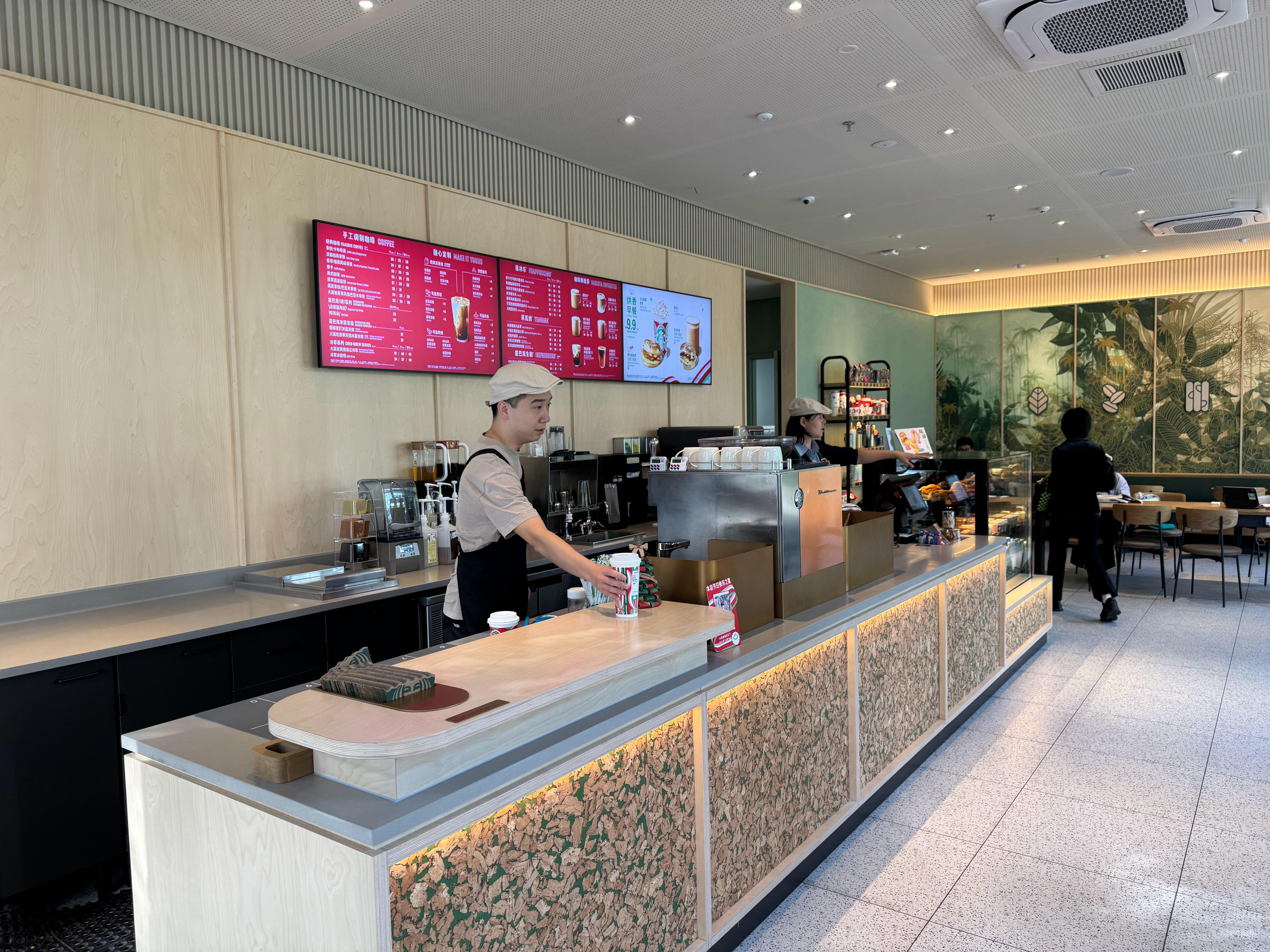 你说腾势 Z9 智驾有多稳？早上我下楼买了一杯星巴克，快到公司了，满杯的星巴克没