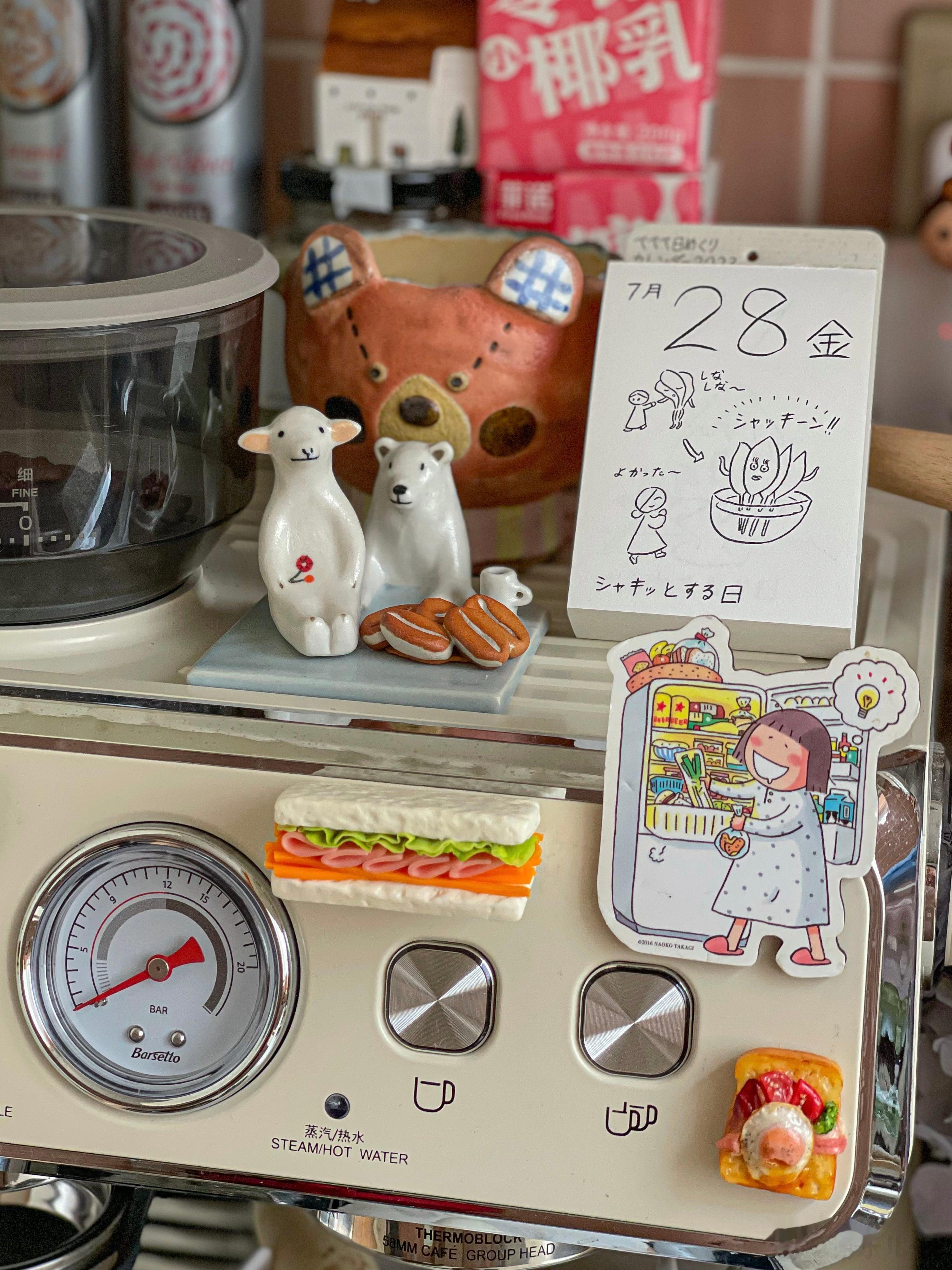 煮了孩子的山楂四神汤，换了床品。明天就是周末了，做一桶肉松吃吃[太开心]（用面包