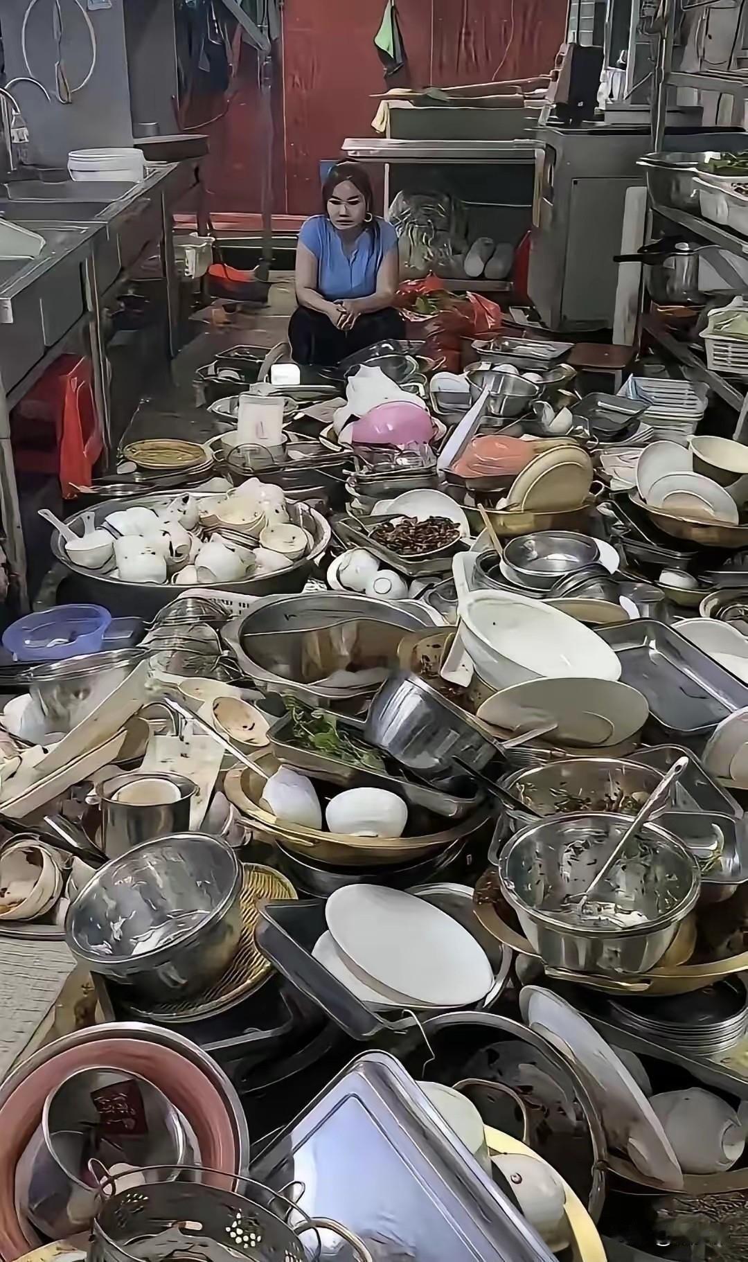 这就是香港一个月2万的洗碗工，这样的工作你能坚持多久？
看到这样的场景，我说实话