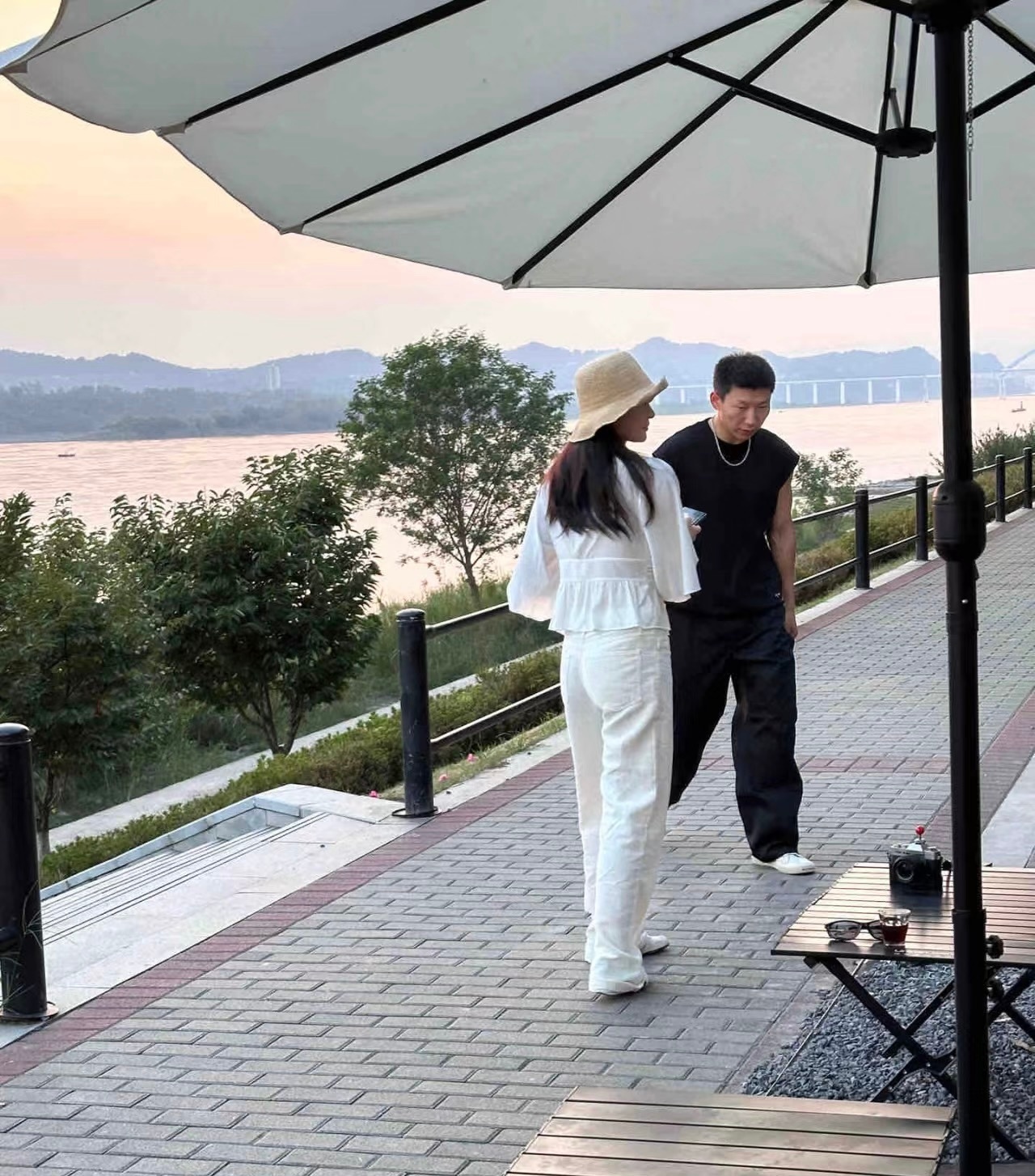 #阿如那给妻子拍照#阿如那发博官宣当爸，此前就有网友偶遇阿如那给妻子拍照，照片中