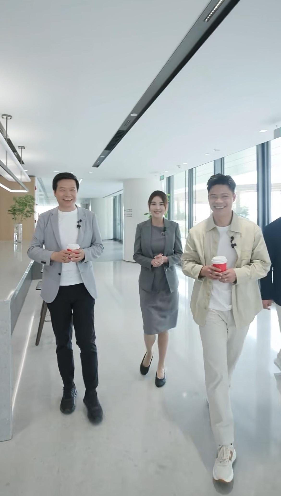 3月23日，新一代SU7首批车主交付仪式在深圳举行。

交付仪式之前，小米创始人