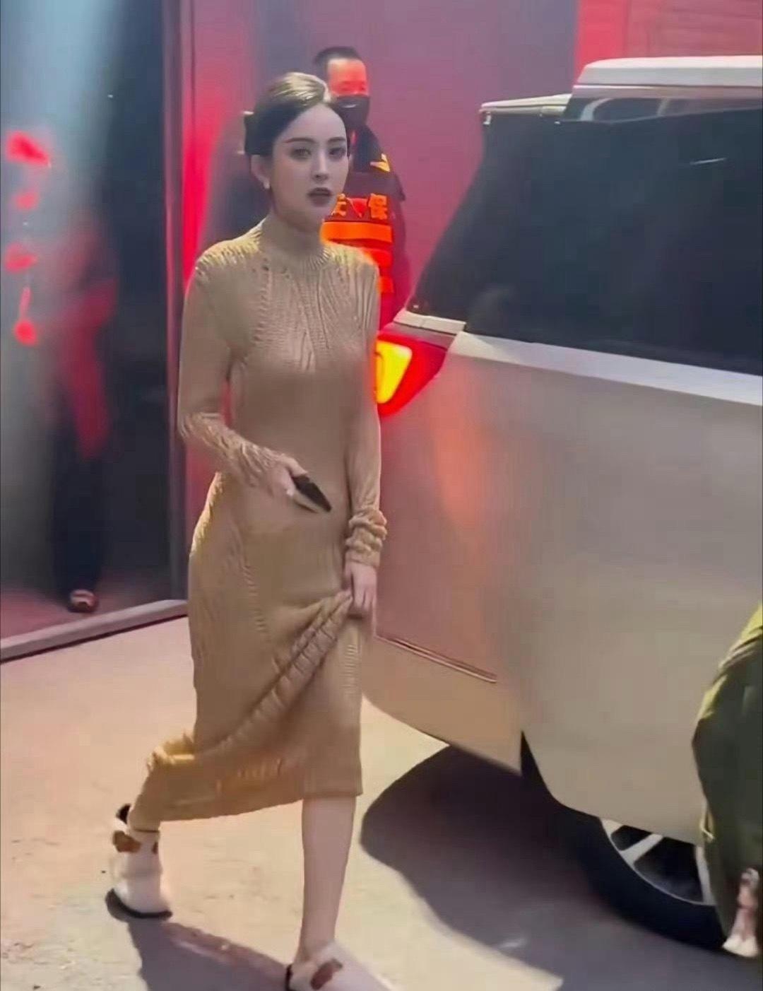 古力娜扎这件衣服看前面很显身材，原来看点是在背后，真的一点赘肉都没有[赞]古力娜