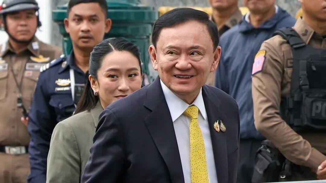 76岁泰国前总理他信，再度假释出狱

当地时间5月11日上午，曼谷的监狱大门缓缓