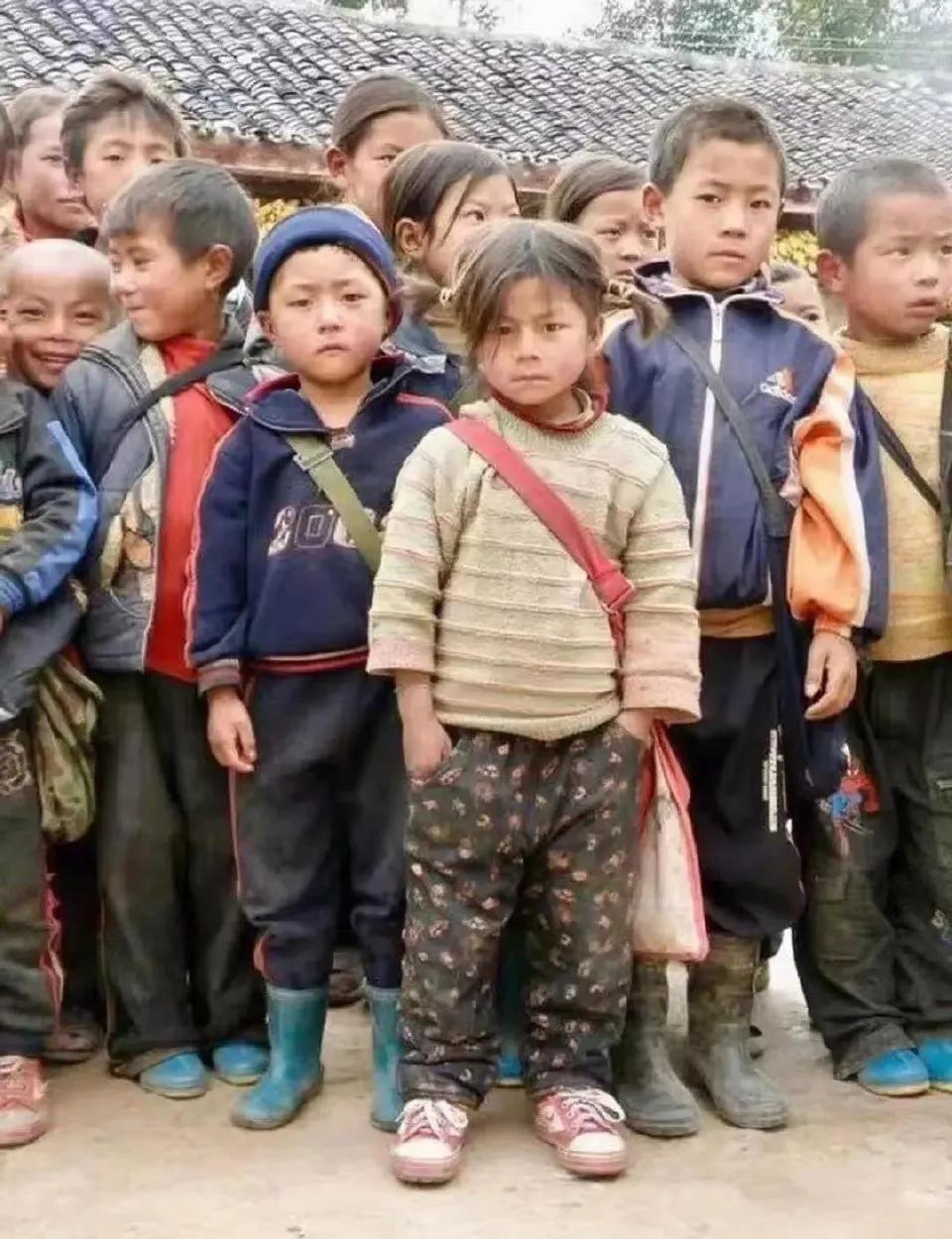 认得出来这个小女孩是谁吗？如果我不告诉你这是董明珠，你根本不会知道。
董大小姐虽