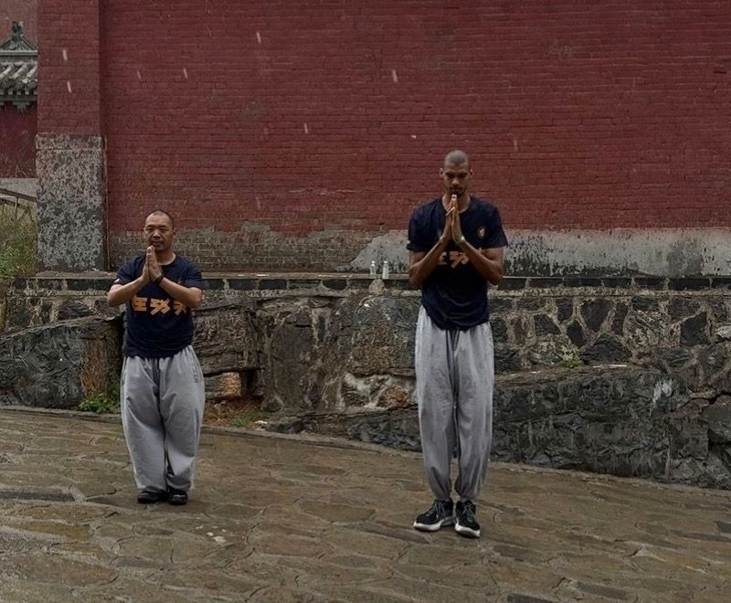 文班亚马在少林寺的师傅“延安师傅”更新社媒，祝贺马刺和文班晋级总决赛！他写道：“