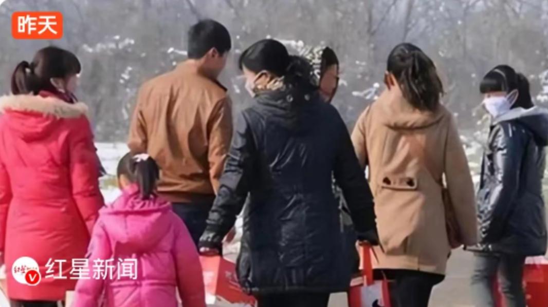 “父母：快叫人啊！我：我叫了。亲戚：叫了叫了，我听见了。”
这段对话发生在昨天1