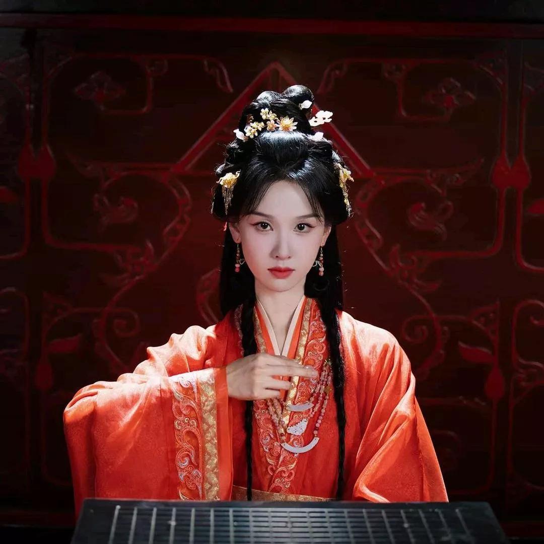 古风美人弹琴，红衣飘飘，韵味十足！