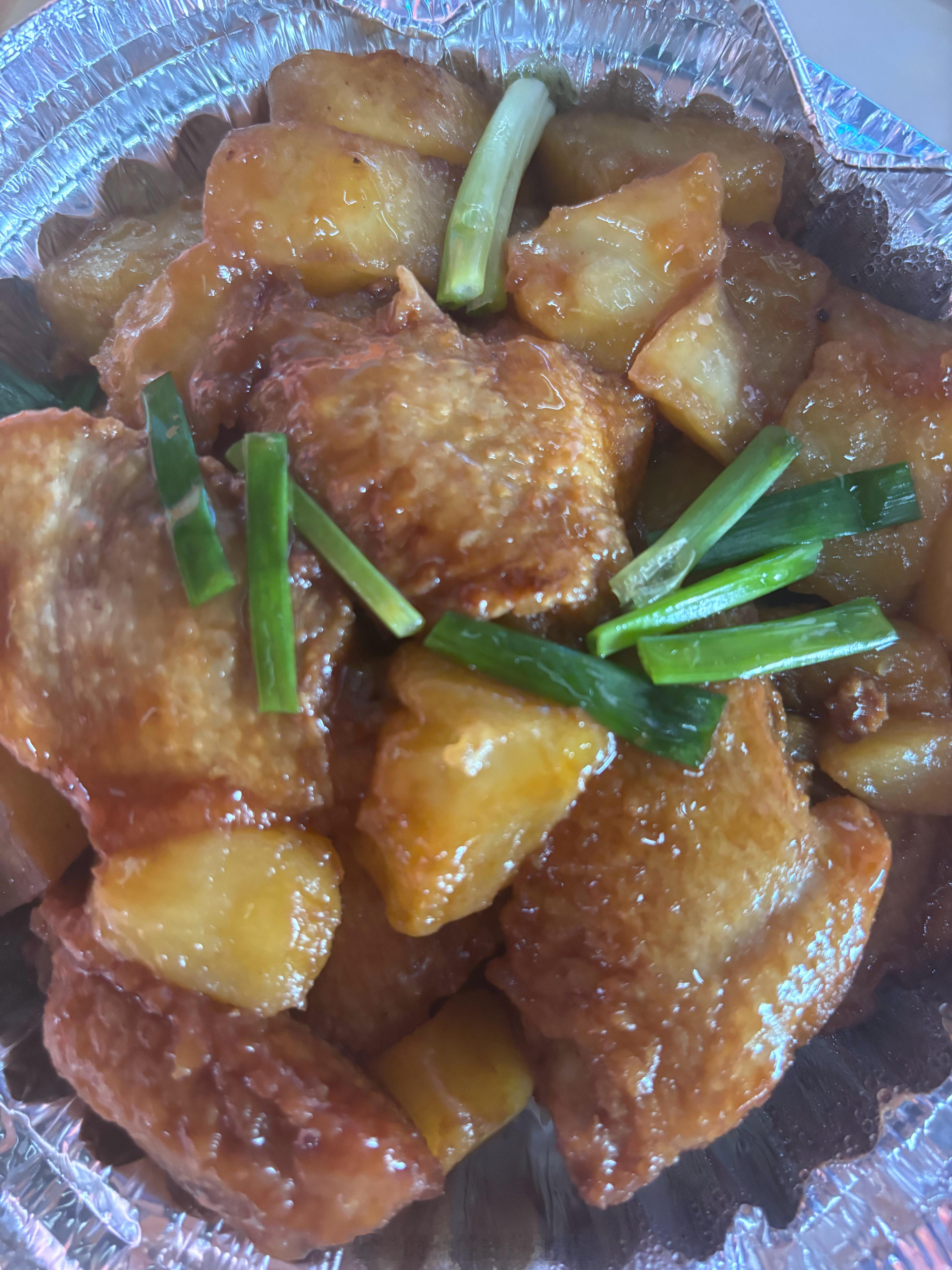 宝宝在游乐场玩得不想回家吃中饭，中午让我点外卖，一如既往要求点的是红烧鸡翅煲仔饭