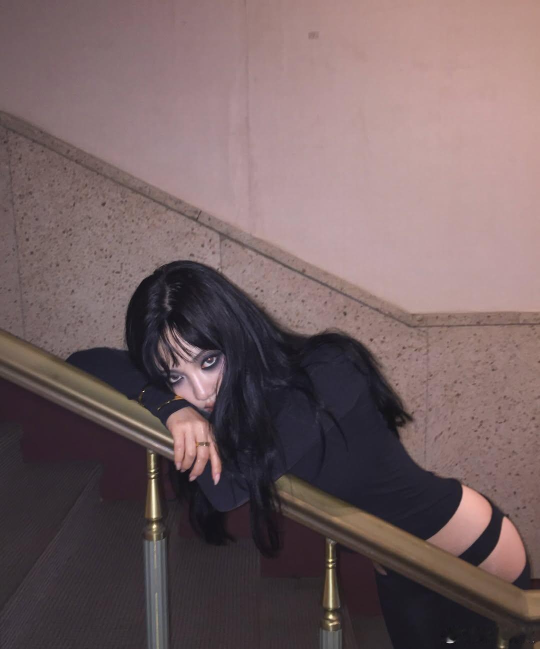 宁艺卓暗黑烟熏妆宁艺卓这眼神真的绝了，暗黑烟熏妆配上这种生人勿近的厌世感，谁懂这