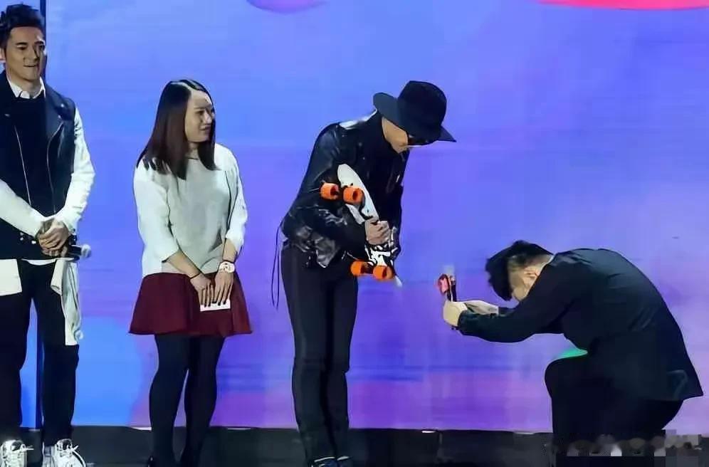 作为出现在公众场合


主持人如此做派


应该以“辱国罪”论处！


不但要全