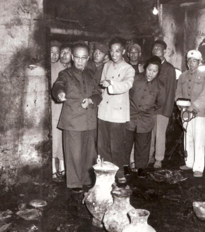 1956年5月的一个傍晚，天寿山南麓。几名工人正给一段旧城墙做加固。铁锹刚碰到大