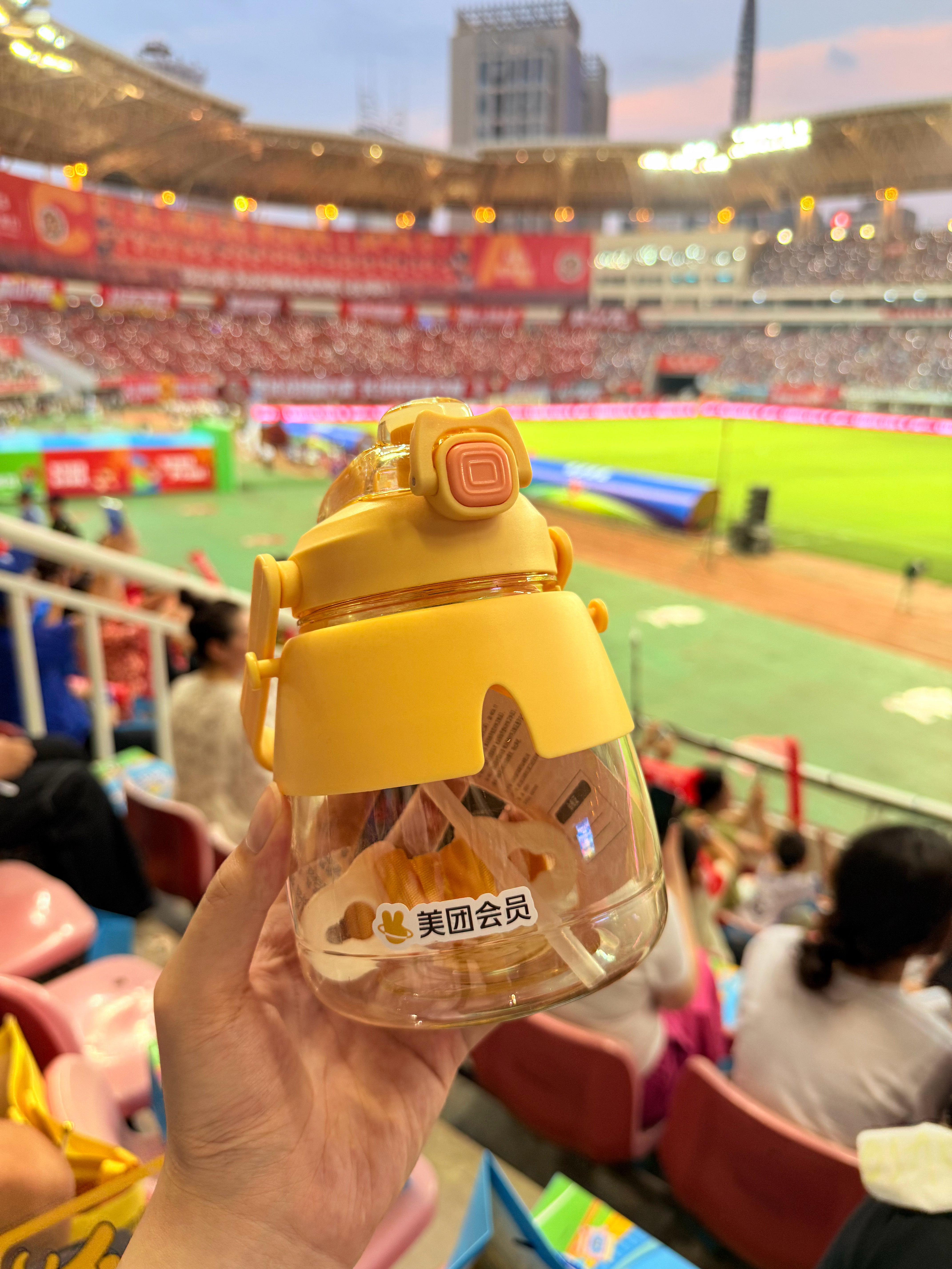 长沙上演湘超版英阿球迷对决对比过去湘超拥挤观赛场景，美团会员迎来体验升级，不用争