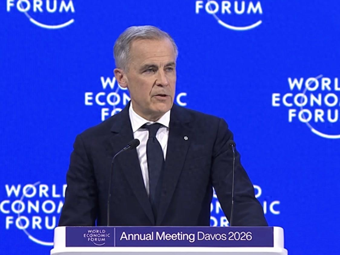 加拿大总理卡尼，摇身一变，成为英雄了？他在达沃斯呼吁中等强国联合起来抵制美国霸凌