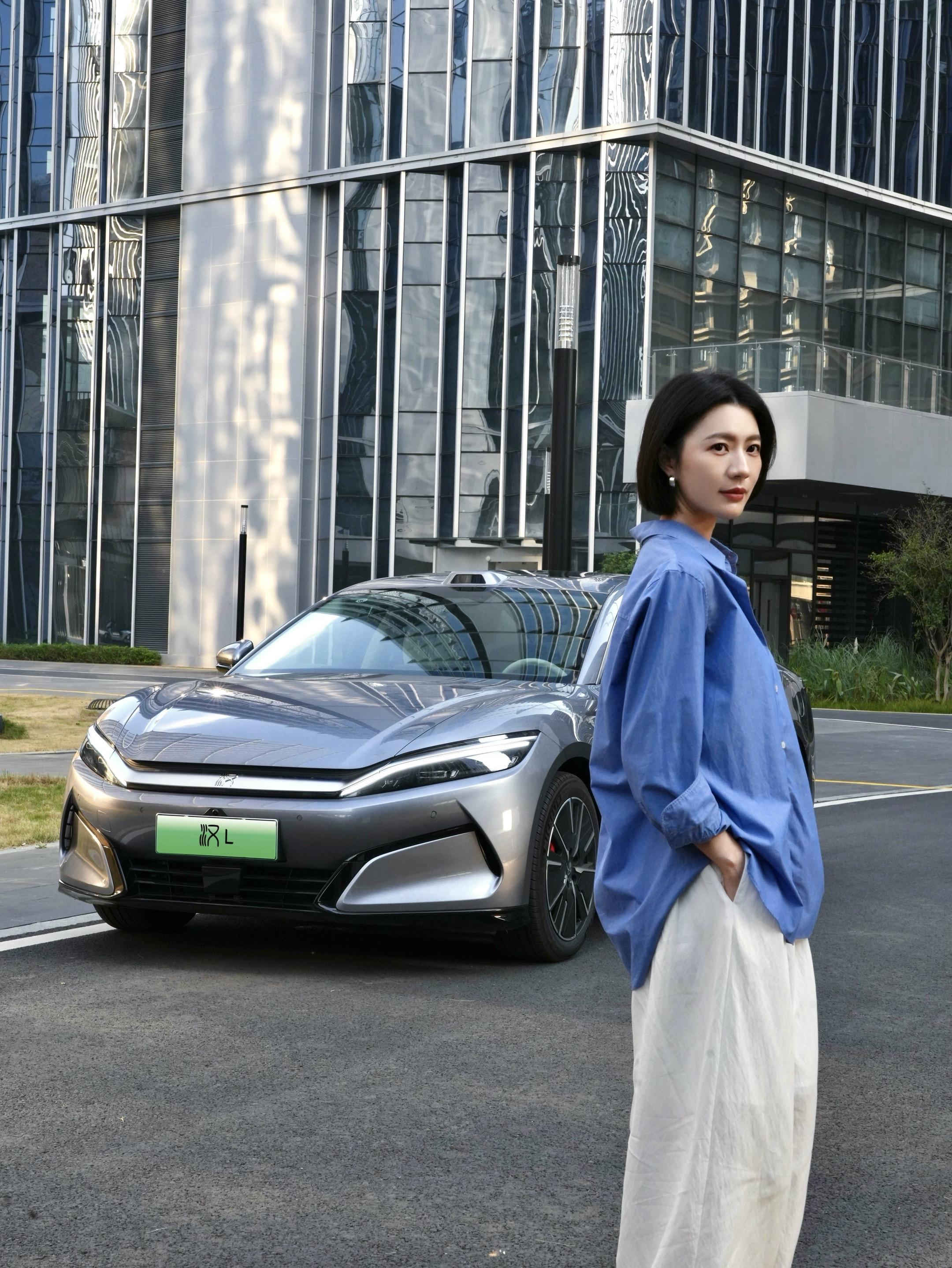 在路上|从容亦风景。穿梭于城市脉络，脚步从不停歇 从商务洽谈的会议室...