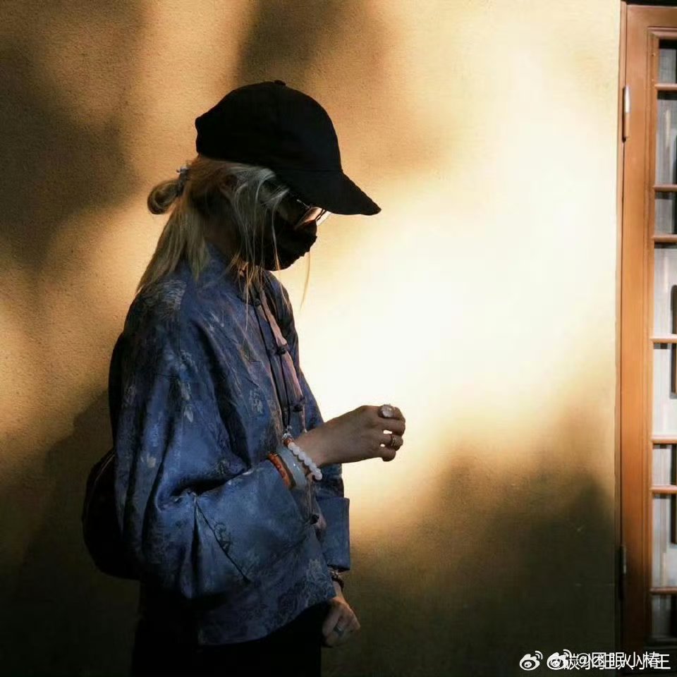 关晓彤回应无名指戒指晓彤一直以来都很喜欢戴戒指，一个自己代言品牌的基础款装饰戒怎