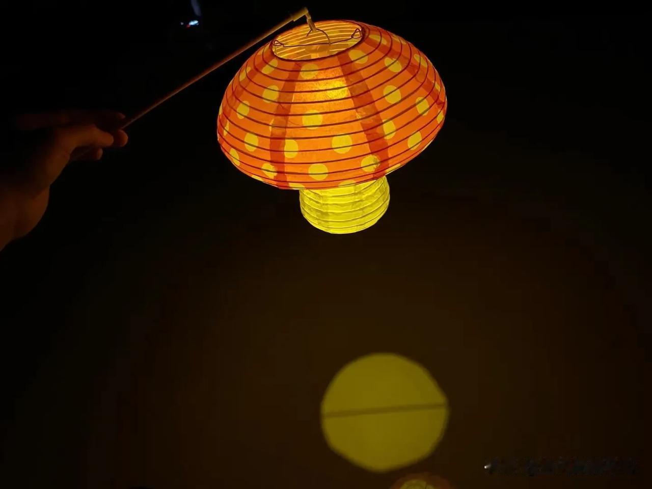 今日中秋佳节！
今年福建的中秋与往年略有不同[戴口罩]
但是……

心有光华月自