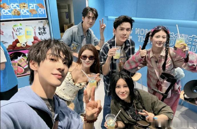 张予曦毕雯珺官宣新综艺合伙人原班人马回归合伙人原班人马一个不少，第二季转战伦敦，