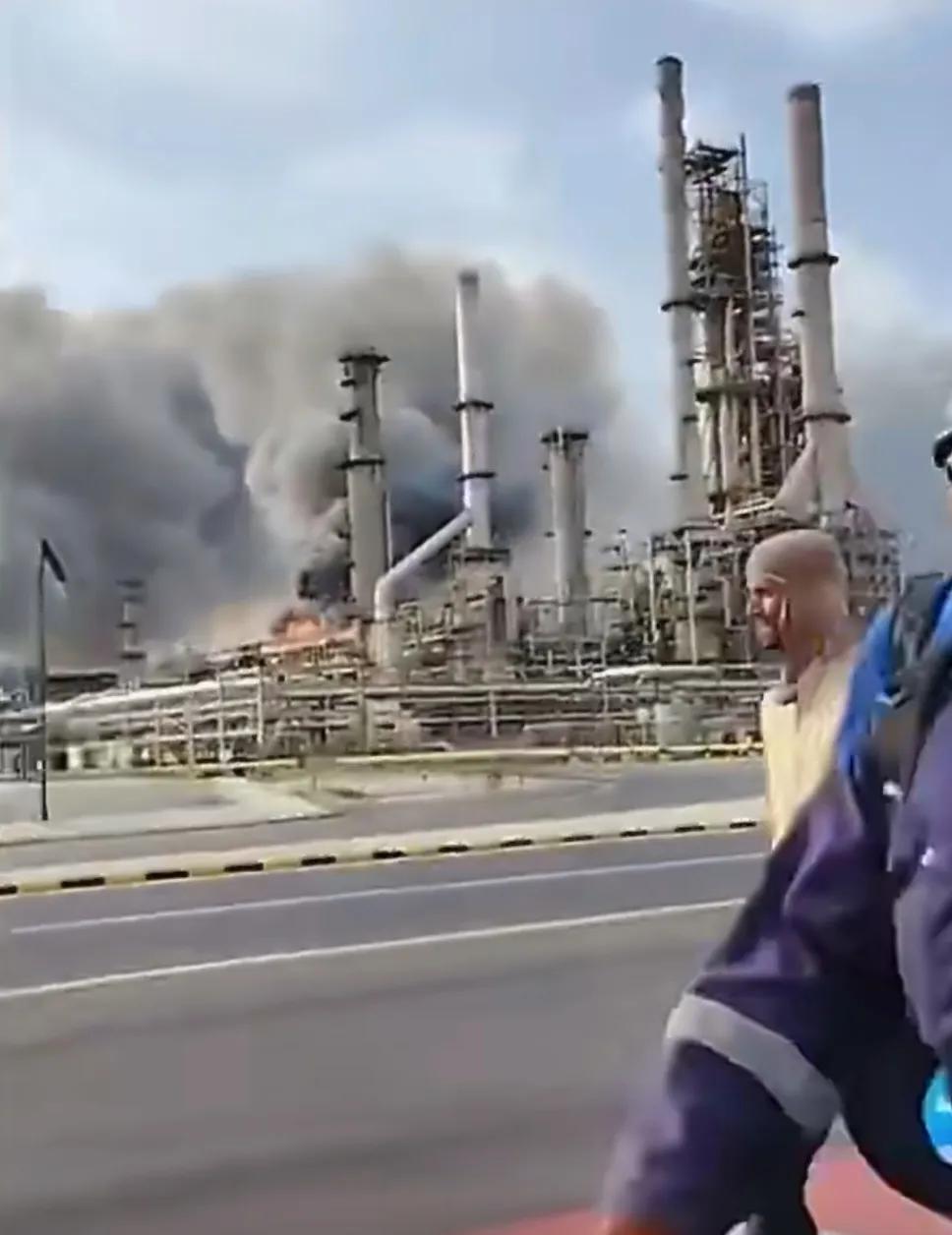 沙特阿美的拉斯塔努拉炼油厂昨天遭到袭击，外界一度认为是伊朗干的。但是伊朗塔斯尼姆