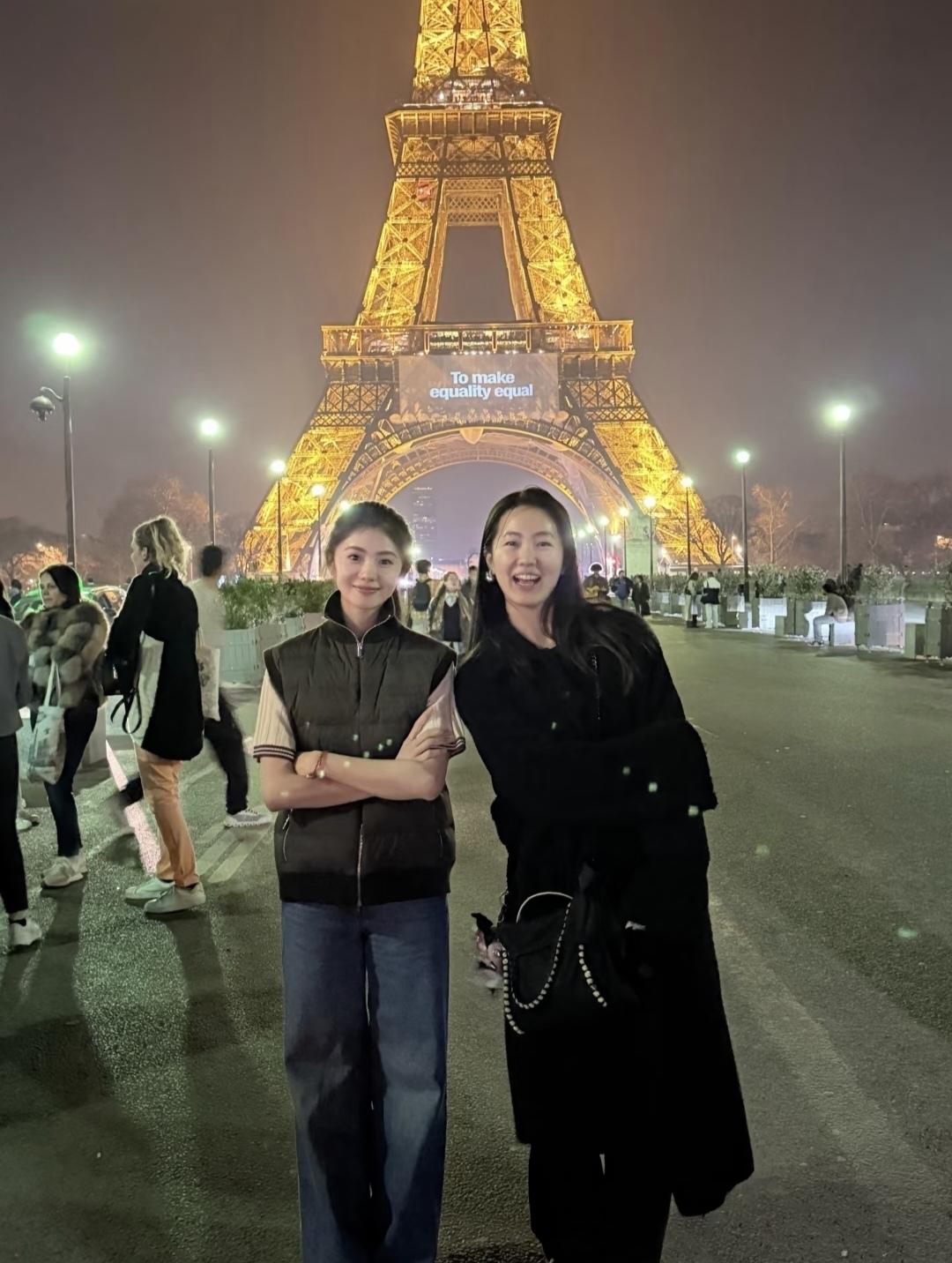 这么普通的衣服怎么让刘浩存穿出来就如此美丽，
短袖配羽绒马甲，
清凉又保暖！
邻