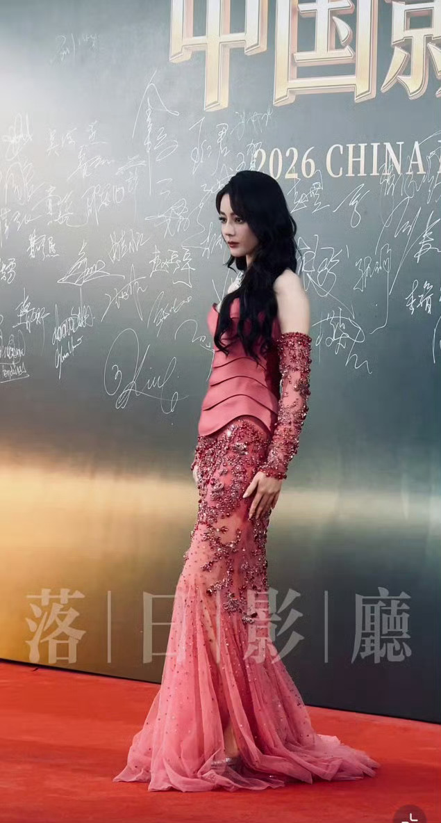 全体恭迎迪丽热巴女王回归红毯🫅迪丽热巴玫粉色鱼尾裙 中国影视之夜