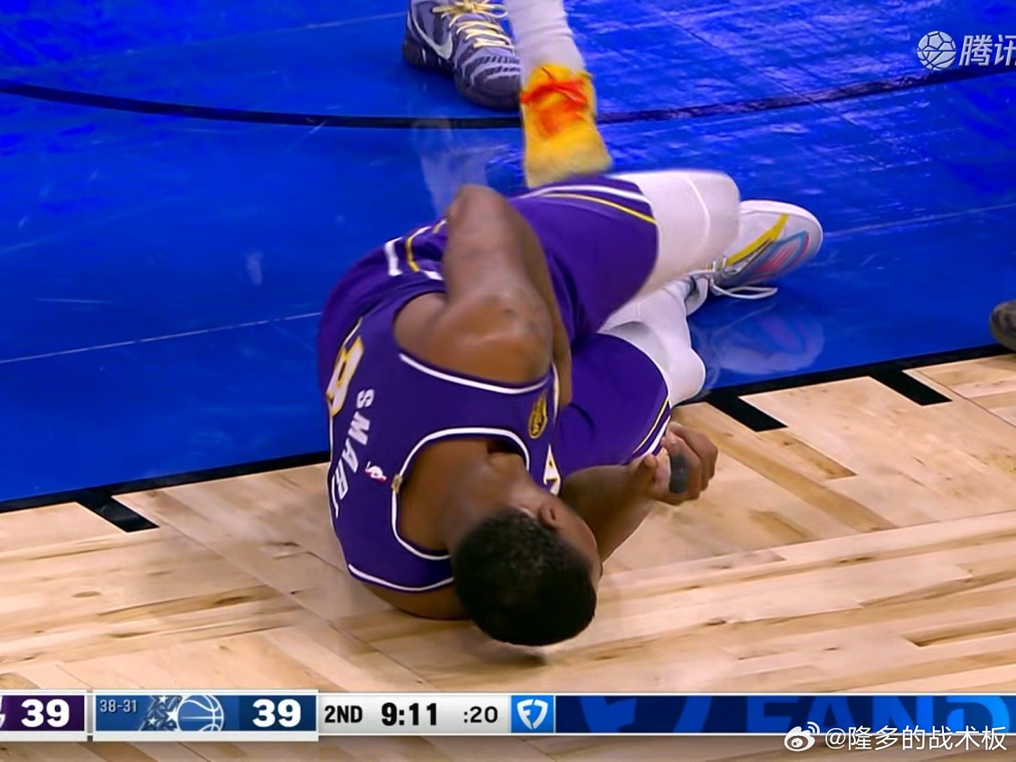 斯玛特受伤返回更衣室湖人vs魔术