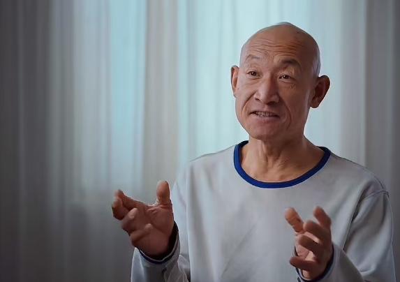 冻死迎风站，饿死不弯腰，站着把钱挣！
最近看冬泳怪鸽采访，被这句话狠狠戳中。
父