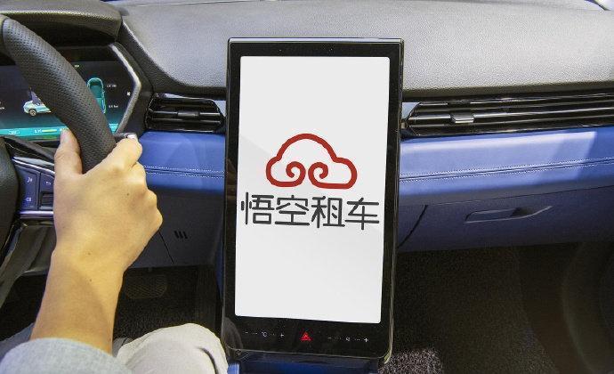他们一行七八人，一共驾驶两辆车。使用别克车一天多后，因一名驾驶员亲戚身体不适，龚