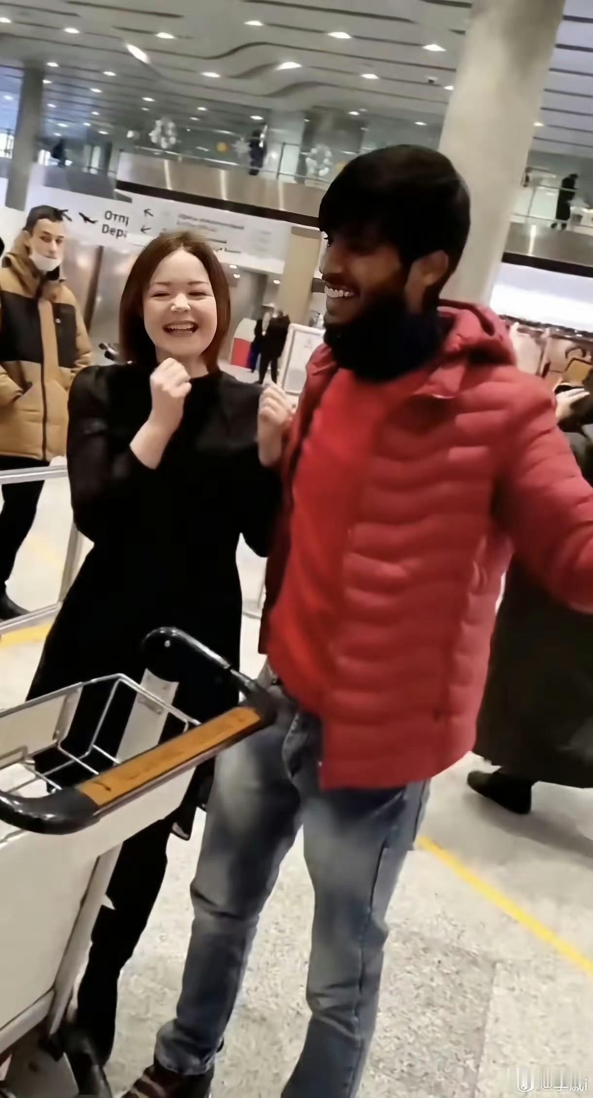 喜相逢！在机场终于见到了印度男友，幸福喜悦之情溢于言表，估计是印度男友免了她的彩