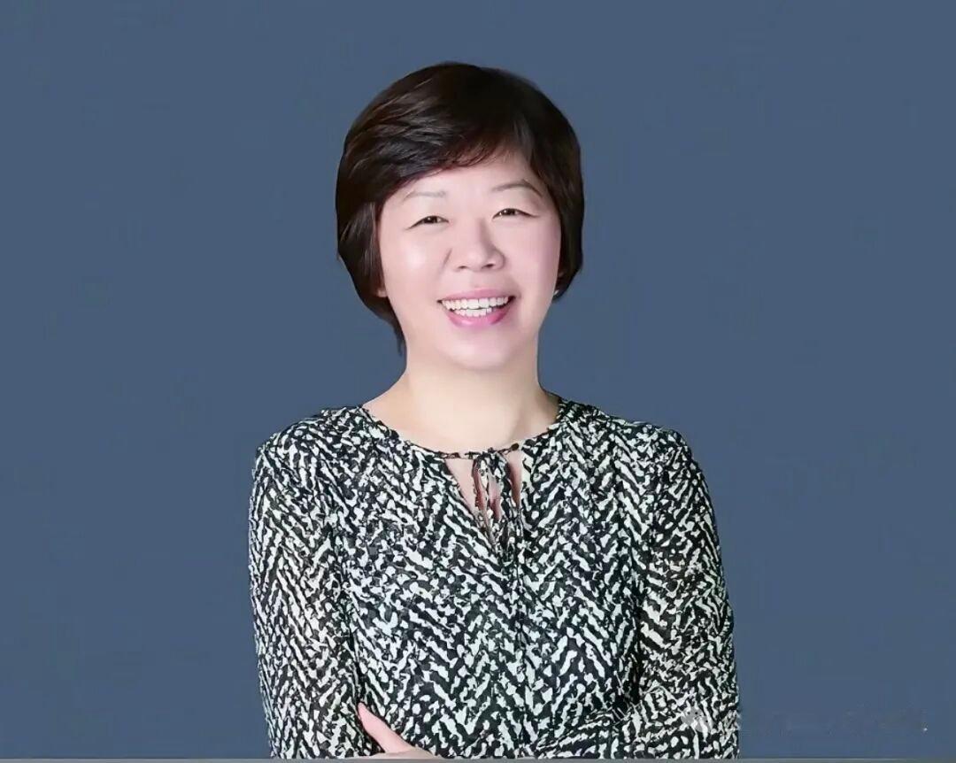 拜访一位女性朋友，她正抱着全家桶在狂吃，我笑着调侃道：“你看你，还吃？胖得双下巴