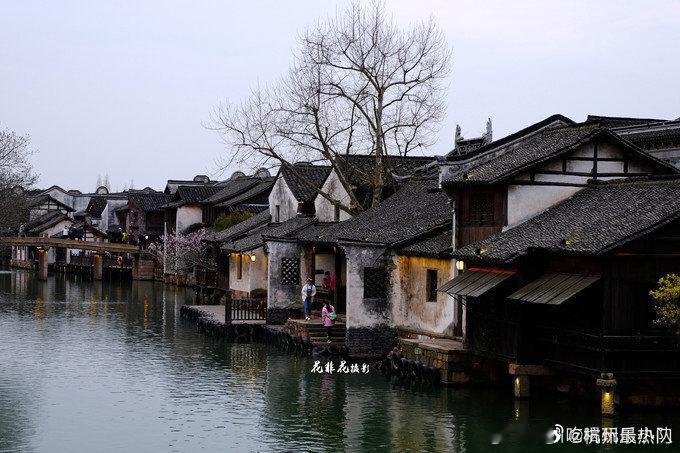 快到浙里来  江南六大古镇全Get，在墨色江南撑一把油伞，在粉墙黛瓦的古巷之间，